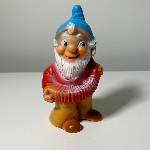 Vintage Vinyl Kitschy Accordion Playing Gnome 6.5" Signed (13E) - Picture 1 of 7